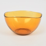 VIDRO FRANCÊS, uma (1) saladeira quadrangular tipo bowl, tonalidade âmbar e translúcida, marca VERECO  FRANCE, medindo 21 x 21 x 12 cm, vide foto.