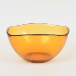 VIDRO FRANCÊS, uma (1) saladeira quadrangular tipo bowl, tonalidade âmbar e translúcida, marca VERECO  FRANCE, medindo 23,5 x 23,5 x 12,5 cm, vide foto.