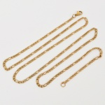 BIJUTERIA, um (1) cordão confeccionado em metal dourado, fecho do tipo lobster, medindo 68 cm comprimento, vide foto.