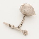 OURIVESARIA GAÚCHA, uma (1) abotoadura no formato de bomba e cuia para chimarrão, confeccionada em prata, medindo 3 cm, peso 3 gr., vide foto.