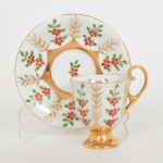 PORCELANA, uma (1) xícara para café, pintada a mão em policromia com flores vermelhas, generosos arremates a ouro, atelier IOLANDA, marca STEATITA (Campo Largo, PR, funcionou de 1954 a 1994), ideal para coleção de cristaleira, vide foto.