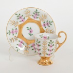 PORCELANA, uma (1) xícara para café, pintada a mão em policromia com flores rosas, generosos arremates a ouro, atelier IOLANDA, marca STEATITA (Campo Largo, PR, funcionou de 1954 a 1994), ideal para coleção de cristaleira, vide foto.