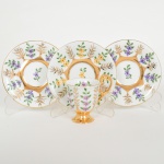 PORCELANA, uma (1) xícara para café, pintada a mão em policromia com flores rosas e três pires um com flor amarela e dois com flores roxas, generosos arremates a ouro, atelier IOLANDA, marca STEATITA (Campo Largo, PR, funcionou de 1954 a 1994), ideal para coleção de cristaleira, vide foto.