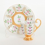 PORCELANA, uma (1) xícara para café, pintada a mão em policromia com flores rosas, generosos arremates a ouro, atelier IOLANDA, marca STEATITA (Campo Largo, PR, funcionou de 1954 a 1994), ideal para coleção de cristaleira, vide foto.