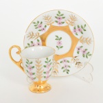 PORCELANA, uma (1) xícara para café, pintada a mão em policromia com flores rosas, generosos arremates a ouro, atelier IOLANDA, marca STEATITA (Campo Largo, PR, funcionou de 1954 a 1994), ideal para coleção de cristaleira, vide foto.