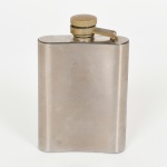 DIVERSOS, um (1) garrafa de bolso, também conhecida como spirit flask, confeccionado em aço inox, modelo acompanha a anatomia da perna, tampa rosqueável, capacidade 3 1/2 oz, medindo 11 cm altura, vide foto.