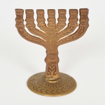 BRONZE, um (1) souvenir de Jerusalém representando Menorah, medindo 6,5 cm altura, vide foto.
