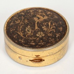 ) DIVERSOS, uma (1) caixa porta comprimidos, confeccionada em metal dourado com tampa em ferro com ornamentação a ouro na técnica CHOKIN (gravação em cobre, prata e ouro, tradição que vem do século XII, período dos Samurais), representando pássaro e flores, interior em polímero, medindo 4 cm diâmetro, vide foto.