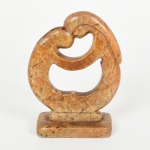 ESCULTURA, uma figurativa estilizada, entalhada em soapstone (pedra sabão), medindo 13 cm altura, vide foto.