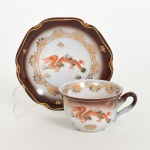 PORCELANA, uma (1) antiga xícara para café, ornamentação pintada a mão e em decalque representando dragão celestial em policromia, borda com faixa na tonalidade marrom e generosos arremates a ouro, atelier de decoração não identificado, marca MAUÁ (Mauá, SP, 1937 a 1968), ideal para coleção de cristaleira, vide foto.
