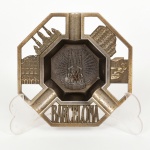 BRONZE, um (1) cinzeiro, souvenir de Barcelona, octogonal, borda vazada, medindo 10 x 10 cm, vide foto.
