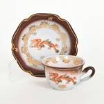PORCELANA, uma (1) antiga xícara para café, ornamentação pintada a mão e em decalque representando dragão celestial em policromia, borda com faixa na tonalidade marrom e generosos arremates a ouro, atelier de decoração não identificado, marca MAUÁ (Mauá, SP, 1937 a 1968), ideal para coleção de cristaleira, vide foto.
