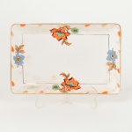 FAIANÇA JAPONESA, uma (1) pequena petisqueira retangular com ornamentação floral policromada, arremates com frisos a ouro, marca IMPERIALÇ IRONSTONE WARE N. K. T., made in Japan, medindo 18 x 11,5 cm, vide foto.