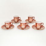 PORCELANA JAPONESA, cinco (5) xícaras para café, ornamentação pintada a mão no padrão IMARI, com flores e geométricos em policromia, predominância da tonalidade vermelha, arremates a ouro, marca SUZUKI em caracteres, além de legenda de origem made in Japan, ideais para coleção de cristaleira, vide foto.