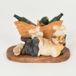 DIVERSOS, um (1) porta guardanapos representando cozinheiro e garrafas de vinho, uma das garrafas quebrada e faltando, confeccionada em resina policromada, medindo 11 x 6,5 x 7 cm, vide foto.