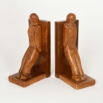 DIVERSOS, par (2) serre livres figurativos, entalhados em soapstone (pedra sabão), medindo 18 cm altura, vide foto.