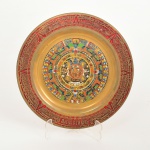 BRONZE, um (1) prato souvenir mexicano, esmaltado em policromia com motivos Astecas, para fixação em parede, medindo 20,5 cm diâmetro, vide foto.