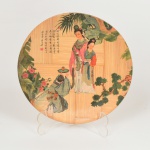 DIVERSOS, um (1) prato decorativo confeccionado em fibras de bambu, trançadas e prensadas, ornamentação policromada com cena do gênero, elementos vegetalistas e caracteres, souvenir de Taiwan, medindo 15,5 cm diâmetro, vide foto.