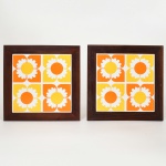 AZULEJOS, par (2) descansos com ornamentação floral policromada, moldura em madeira, medindo 19,5 x 19,5 cm, vide foto.