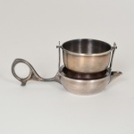 ) METAL PRATEADO, uma (1) peneira individual para infusão de chá,  EBERLE (Abramo Eberle 1880, Monte Magrè 1945, Caxias do Sul, veio com uma das primeiras levas de imigrantes italianos para o Brasil em 1884 junto com seus pais Giuzeppe Eberle e Luigia Zanrosso, seu pai abriu uma pequena funilaria mas como tinha que trabalhar na lavoura quem cuidava era a mãe e o pequeno Abramo ajudava na funilaria; em 1896 quando o pai resolveu vender a funilaria para concentrar os esforços da família na lavoura Abramo, com 16 anos de idade, se propôs a comprá-la do pai, em 1918 já com o nome Abramo Eberle & Cia iniciou a fabricação de talheres e utensílios de mesa, morreu em 1945 com 65 anos de idade e os filhos deram continuidade aos negócios até 1984 quando venderam para o Grupo Zivi), medindo 11,5 cm comprimento, sinais de uso, vide foto.