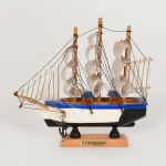DIVERSOS, uma (1) miniatura de barco a vela, confeccionada em madeira e outros materiais, pintada a mão, medindo 15,5 cm altura, vide foto.