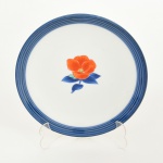 PORCELANA ORIENTAL, um (1) prato decorativo representando flor, pintado a mão em policromia, borda com barrado na tonalidade azul, medindo 16,5 cm diâmetro, verso marcado em caracteres, vide foto.