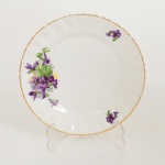 PORCELANA, um (1) antigo prato de bolo com ornamentação floral policromada, arremates a ouro, marca MAUÁ (Mauá, SP, 1937 a 1968), medindo 15,5 cm diâmetro, vide foto.