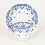 PORCELANA TAILANDESA, uma (1) xícara de café, modelada em gomos, ornamentação vegetalista e barrado geométrico na tonalidade azul sobre fundo branco, arremates a ouro, marca ROYAL BONE CHINE, modelo BLUE LEAF, Thailand, ideais para coleção de cristaleira, vide foto.