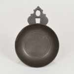 PEWTER, uma (1) tigela com alça, padrão inglês Georgiano, puncionada RC (São João Del Rey, MG), medindo 12 cm diâmetro mais a alça, vide foto.