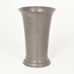 PEWTER, uma (1) vaso no formato de corneto, padrão inglês Georgiano, puncionado JS  X  MG (em 1956 o oficial inglês, nascido em Birmingham, John Somers, radicou-se no Brasil e começou a trabalhar como antiquário no Largo do Boticário, RJ; paralelamente abriu uma oficina de restauro e reproduções de itens antigos em São João Del Rei, MG; em 1968 abriu a empresa John Somers Ltda em São João Del Rei para produzir objetos em estanho e cópias de mobiliário inglês; em 1994 vendeu a empresa que ainda se encontra em funcionamento), medindo 16,5 cm altura, vide foto.