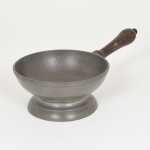 PEWTER, uma (1) tigela com cabo em madeira torneada, padrão inglês Georgiano, puncionada RC (São João Del Rey, MG), medindo 12 cm diâmetro mais o cabo, vide foto.