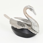 DIVERSOS, um (1) saleiro no formato de cisne, confeccionado em aço inox e polímero, acompanha uma colher da marca MERIDIONAL, medindo 7 cm comprimento, vide foto.