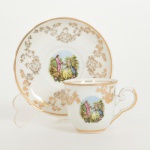 PORCELANA, uma (1) xícara para café, ornada com cena de galanteio em policromia, arremates com guirlandas florais a ouro, marca REAL (Mauá, SP, 1943 a 1994), ideal para coleção de cristaleira, vide foto.