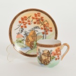 PORCELANA JAPONESA, uma (1) xícara para café, ornamentação pintada a mão no padrão Kutani, representando paisagem policromada com arremates a ouro, traz no fundo o rosto de uma gueixa na técnica LITHOPHANE (técnica de modelagem em espessuras variadas, quando iluminadas por traz formam uma imagem; inventada pelos Chineses no século XV conhecida como AN-HUA que significa secreto ou decoração oculta; a partir de 1760 Worcester, empregou técnica similar em suas porcelanas; muito tempo depois o diplomata francês Barão Paul de Bourgoing a patenteou em 1827, cujo os primeiros exemplares foram produzidos pelo seu amigo o Barão Alexis du Tremblay, em uma cerâmica na região de Rubelles e marcadas AdT; em 1829 Meissen começou a produzir sob licença de Bourgoing; além de muitas outras como: Berlim; Plaue; Volkstedt; São Petersburgo; Royal Copenhagen; etc.; em meados do século XX a técnica foi muito difundida no Japão), marca representada pela letra H dentro de um losango, além de caracteres e legenda de origem made in Japan, ideal para coleção de cristaleira, vide foto.