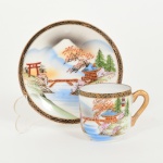 PORCELANA JAPONESA, uma (1) xícara para café, ornamentação pintada a mão no padrão Kutani, representando paisagem lacustre, tori, ponte, pagode e montanhas, policromada com arremates a ouro, traz no fundo o rosto de uma gueixa na técnica LITHOPHANE (técnica de modelagem em espessuras variadas, quando iluminadas por traz formam uma imagem; inventada pelos Chineses no século XV conhecida como AN-HUA que significa secreto ou decoração oculta; a partir de 1760 Worcester, empregou técnica similar em suas porcelanas; muito tempo depois o diplomata francês Barão Paul de Bourgoing a patenteou em 1827, cujo os primeiros exemplares foram produzidos pelo seu amigo o Barão Alexis du Tremblay, em uma cerâmica na região de Rubelles e marcadas AdT; em 1829 Meissen começou a produzir sob licença de Bourgoing; além de muitas outras como: Berlim; Plaue; Volkstedt; São Petersburgo; Royal Copenhagen; etc.; em meados do século XX a técnica foi muito difundida no Japão), marca representada pela letra H dentro de um losango, além de caracteres e legenda de origem made in Japan, ideal para coleção de cristaleira, vide foto.