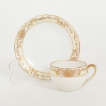 PORCELANA JAPONESA, uma (1) xícara para café, ornada com faixa na tonalidade amarela e generosos arremates a ouro em relevo, marca NORITAKE (1858 - Japão assinou o Tratado de Amizade e Comércio com os EUA, Holanda, Rússia, Reino Unido e França; 1867 fim do Shogunato e início da era Meiji; 1876 - Morimura-Kumi formada em Tóquio para exportação Os Morimuras & The Okuras unidos, a Companhia Hinode se estabelece na cidade de Nova York para o varejo; 1879 - A Companhia Hinode fecha. Morimura Bros & Co., se estabelece em Nova York; 1880 - Hiroses juntou-se a Morimura-Kumi em Tóquio; 1882 - Morimura Bros & Co., decidiu ser o atacadista; 1884 Morimura-Kumi subcontrata atelieres de decoração em porcelana nas cidades de Tokyo, Nagoya e Kyoto; 1918 - Morimura-Kumi é reorganizada como Morimura Bros, Inc.; 1921 - Morimura Bros de New York é incorporada a Morimura Bros, Inc. De Tokyo; 1947 - Noritake Co., Inc. com sede em Nova York; 1981 - Nome japonês da Companhia alterado para Noritake Co. Limited), ideal para coleção de cristaleira, vide foto.