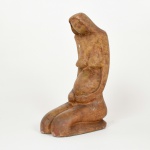 ESCULTURA, uma (1) figurativa feminina representando mulher grávida, entalhada em soapstone (pedra sabão), possui bicados na base, sem assinatura aparente, medindo 24 cm altura, vide foto.