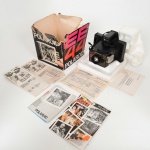 FOTOGRAFIA, uma (1) antiga câmera fotográfica da marca POLAROID CORPORATION (fundada em 1937 como Land-Wheelwright Laboratories por Edwin H. Land, foi renomeada com o nome de seu primeiro produto Polaroid, seu mercado dominante era óculos de sol, ficou famoso por suas câmeras instantâneas a partir de 1948; em 1986 derrotou a Kodak, em uma batalha de patentes, que deixou o negócio de câmeras instantâneas; em 2005 foi vendida para Petters Group Worldwide; em 2009 foi vendida para Hilco Consumer Capital e Gordon Brothers Brands; em 2017 foi vendida para Wiaczeslaw Smolokowski), modelo EE 44, acondicionada na caixa original (caixa no estado), usada, não testada e sem garantia, vide foto
