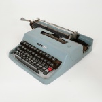 DIVERSOS, uma (1) máquina de datilografia, marca OLIVETTI, portátil, modelo LETTERA 32, tonalidade azul, usada, vide foto.
