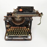DIVERSOS, uma (1) antiga máquina de datilografia, decadas 20/30, marca REMINGTON, modelo número 10 Standart Typerwhiter, usada, não testada e sem garantia, possivelmente faltam peças, encontra-se no estado, vide foto.