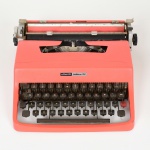 DIVERSOS, uma (1) máquina de datilografia, portátil, marca OLIVETTI, modelo LETTERA 32, tonalidade azul, acondicionada em estojo rígido do tipo maleta, usada, vide foto.