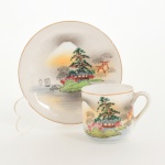) PORCELANA JAPONESA, uma (1) xícara para café com ornamentação policromada, pintada a mão, representando paisagem lacustre, arremates com frisos a ouro, marca representada pela letra H dentro de losango, além da legenda de origem made in Japan, ideal para coleção de cristaleira, vide foto.