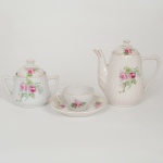 PORCELANA, conjunto para café com três (3) itens: 1 bule; 1 açucareiro e 1 xícara, modelagem em caneluras espiraladas, ornamentação floral policromada, arremates com frisos a ouro, marca CERQUEIRA LEITE (1937 a 1970, Mauá, SP, fundada por José Cândido Cerqueira Leite, quando adquiriu de Antônio Garcia Vilella a antiga Fábrica Nacional de Artefatos de Porcelana Brasilusa), medindo a maior peça 14,5 cm altura, vide foto.