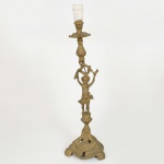 LUMINÁRIA, um (1) abat-jour com estrutura em bronze vazada e relevada em volutas, pontilhados, caneluras e elementos vegetalistas, fuste representando menino, falta a cúpula, parte elétrica não testada, medindo 50,5 cm altura, vide foto.
