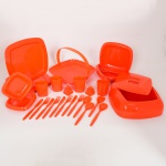DESIGN, um (1) conjunto de jantar para quatro pessoas com 33 peças acopláveis, confeccionadas em polímero, tonalidade coral, marca TITO, sendo: 1 terrina com tampa; 1 cesta com alça; 1 travessa; 4 pratos rasos; 4 pratos fundos; 4 pratos sobremesa; 2 polvilhadores; 4 copos; 4 colheres; 4 facas e 4 garfos, vide foto.