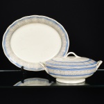 FAIANÇA INGLESA, uma (1) terrina com tampa e presentoir, ornada com barrado em perolados e elementos vegetalistas nas tonalidades azul, verde e preto sobre fundo creme, arremates com frisos a ouro já com sinais de desgastes, marca W. H. GRINDLEY & Co (fundada em 1880 por William Harry Grindley em parceria com J & G. Meakin; 1884 terminou a parceria; 1926 morreu Grindley; 1960 Alfred Clough assume a empresa; 1991 fechou a fabrica), modelo CREAMPETAL, medindo a maior peça 30,5 x 25,5 cm, sinais de uso, vide foto.