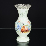 VIDRO OPALINADO, um (1) vaso floreiro no formato de balaustre, tonalidade branca e leitosa, dita milk glass, esmaltação pintada a mão com flores e borboleta em policromia, borda com detalhe drapeado incolor e translúcido, marcação pintada na base J. H. 63, medindo 18 cm altura, vide foto