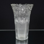 VIDRO ITALIANO, um (1) vaso floreiro, formato ligeiramente obcônico, moldado em sulcos verticais e flores, borda recortada, marca de origem ITALY, marca de fabricante BORGONOVO, medindo 19,5 cm altura, vide foto.