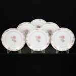 ) PORCELANA, seis (6) pratos sobremesa, ornamentação floral policromada, arremates a ouro, marca SCHMIDT (Pomerode, SC; Mauá, SP; Campo Largo, PR, fundada em 1945, ainda em atividade, maior fábrica de porcelana da América Latina), medindo 19 cm diâmetro, vide foto.