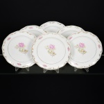 PORCELANA, seis (6) pratos rasos, ornamentação floral policromada, arremates a ouro, marca SCHMIDT (Pomerode, SC; Mauá, SP; Campo Largo, PR, fundada em 1945, ainda em atividade, maior fábrica de porcelana da América Latina), medindo 25,5 cm diâmetro, vide foto.